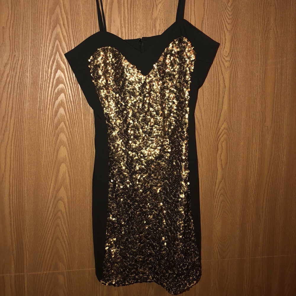 Gold sequin dress size 6! Stretchy and flattering
